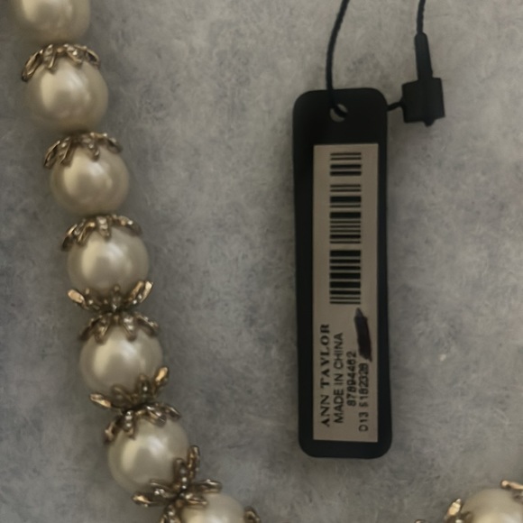 NWT-One Size-Ann Taylor Pearlized Necklace - Picture 3 of 3